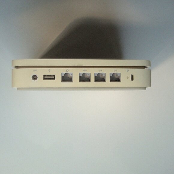 Apple AirPort Extreme Base Station Wireless Router Model A1143 (c)2006 - Picture 2 of 5